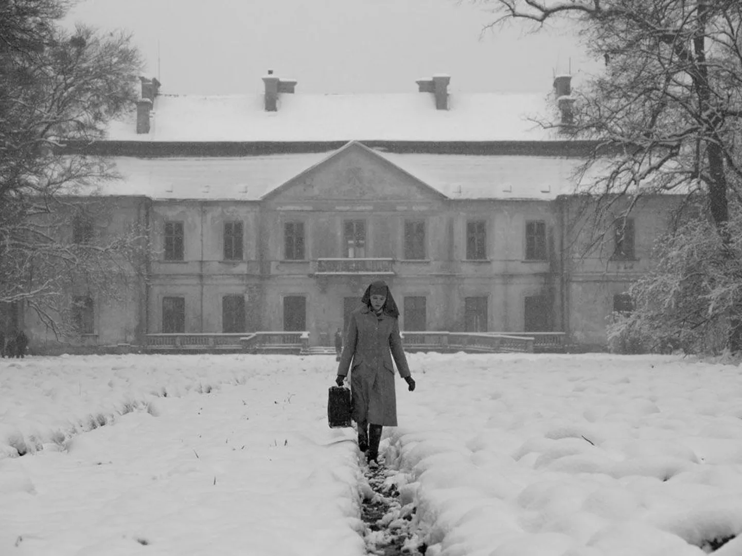 Noviits Anna (Agata Trzebuchowska) saadetakse enne nunnatõotuse andmist oma ainsa elusoleva sugulase, tädi Wanda (Agata Kulesza, väikesel pildil vasakul) juurde, keda ta pole kordagi kohanud.