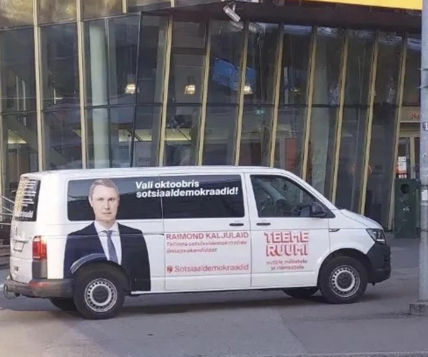 Sotsiaaldemokraatide kampaaniabuss Foorumi keskuse ees.