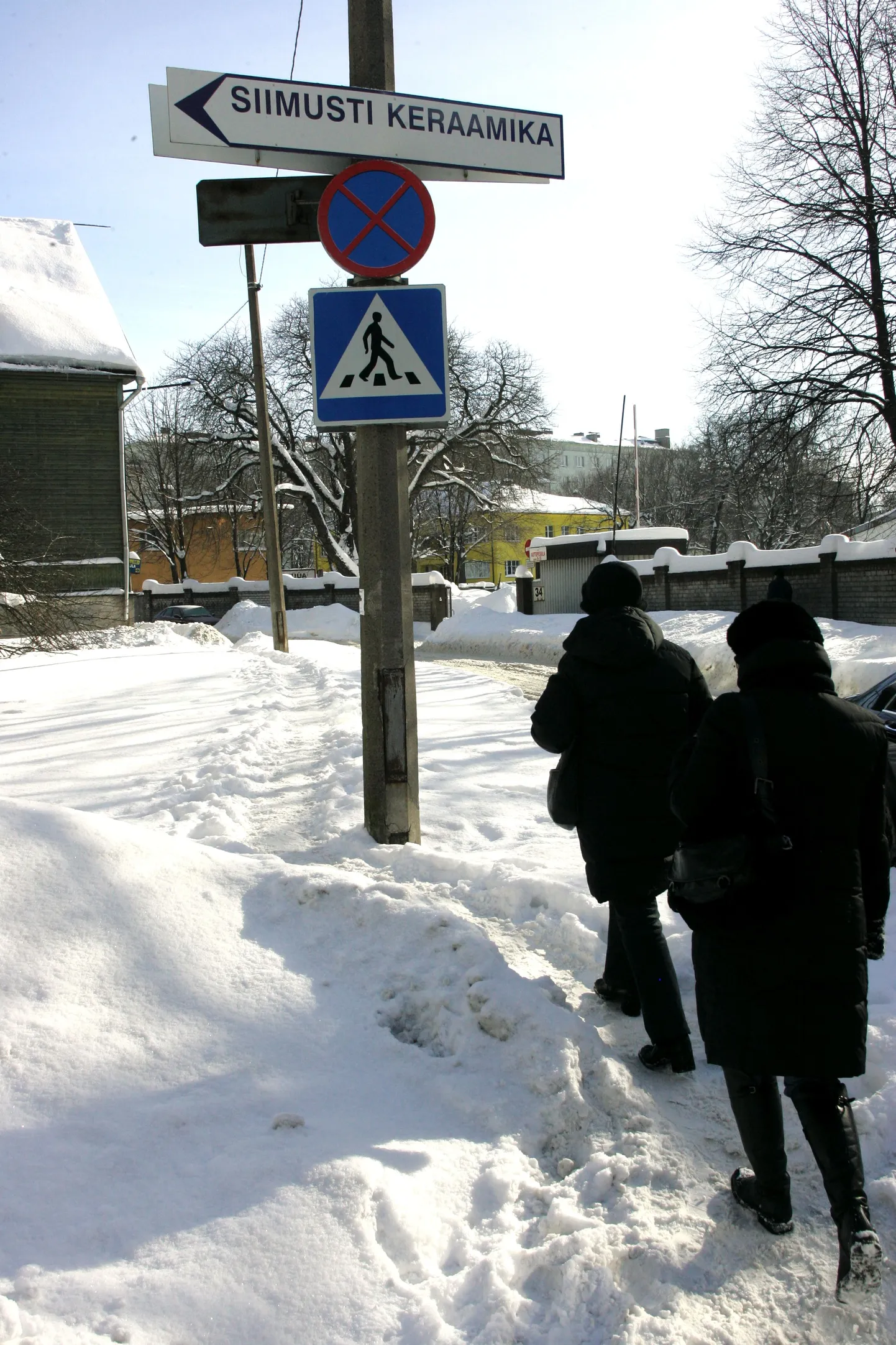 Luha tänaval kõndija tõuseb Virmalise tänava nurgal vähemalt 60 cm kõrguse lumevalli otsa.