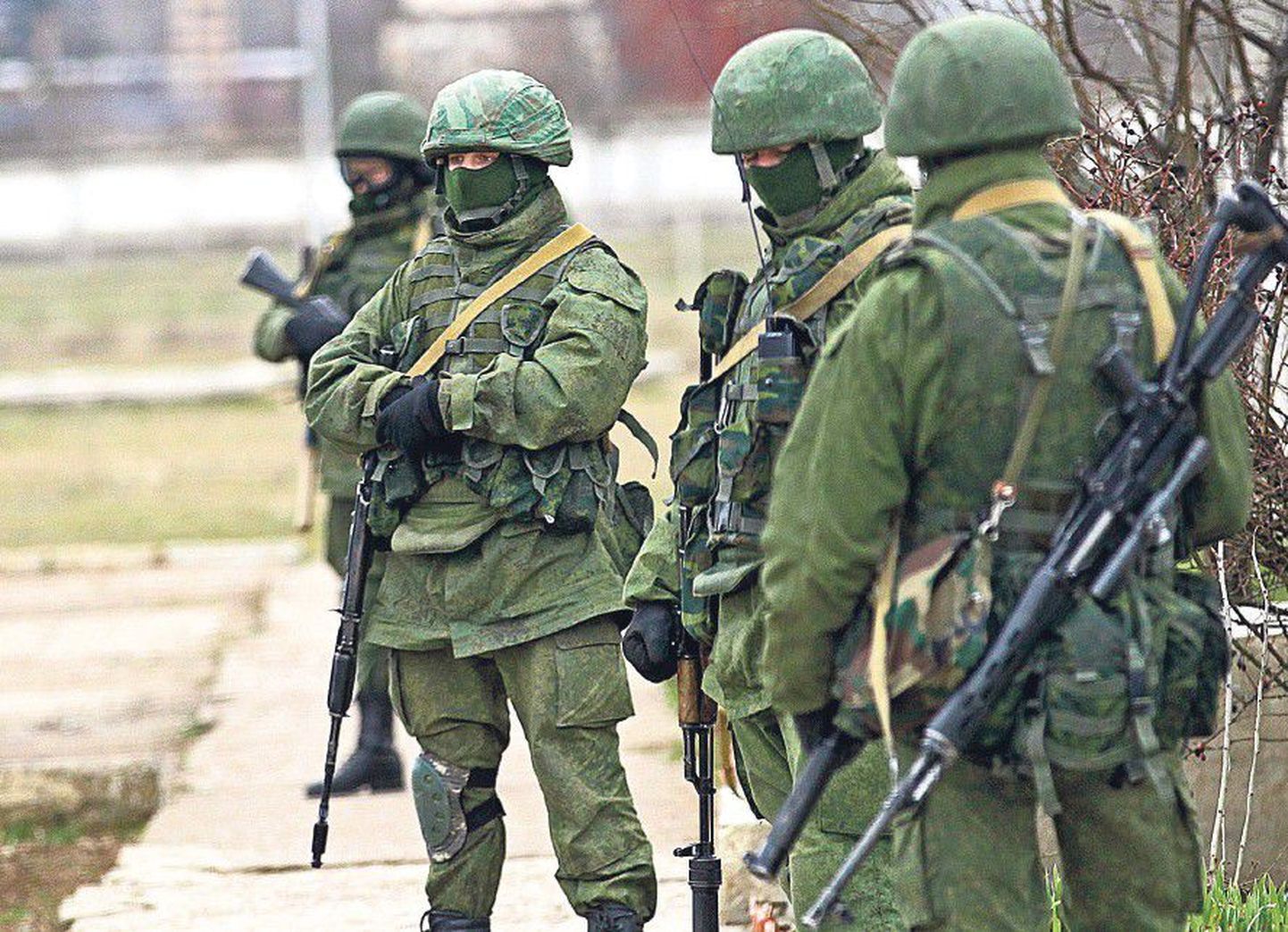 Hübriidsõja esimesed pääsukesed tänaseks annekteeritud Krimmis:  tänavaile patrullima ilmunud «tundmatut» päritolu relvastatud mehed.