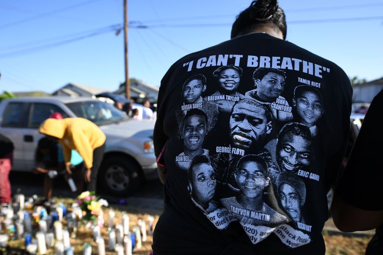 Los Angelese protestija kandmas T-särki, millel on viimasel ajal politseivägivalla tõttu elu kaotanud afroameeriklaste näod ja nimed