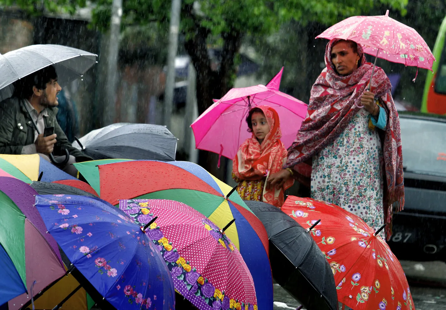 Vihmavarjudega rahvas Islamabadis.