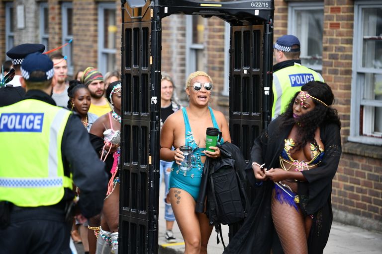 Londoni Notting Hilli karnevalil oli politseil palju tööd. Pildil metallidetektori läbijad