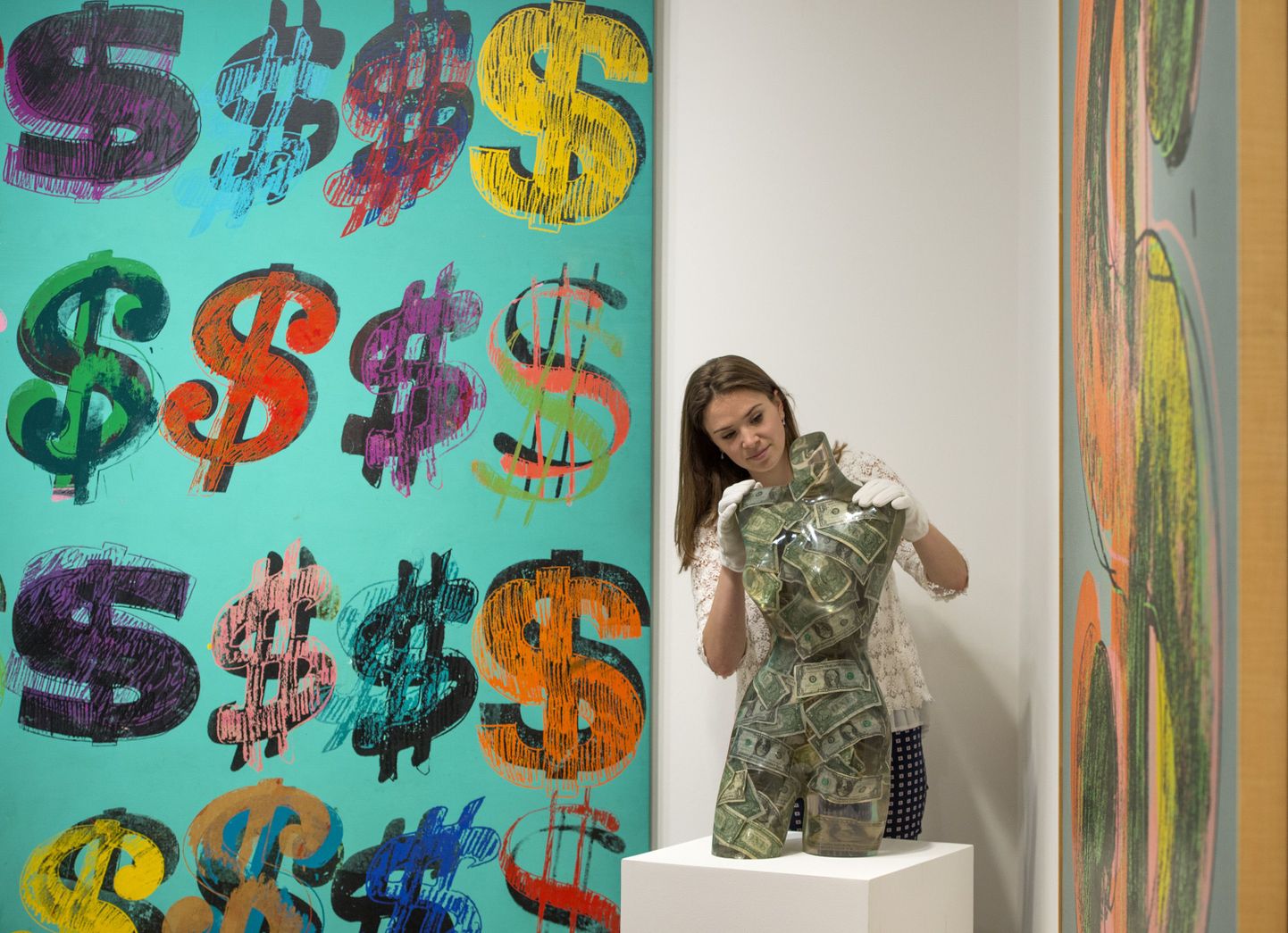 Armani ja Andy Warholi USA dollarist inspireeritud kunstiteosed Sotheby galeriis Londonis.