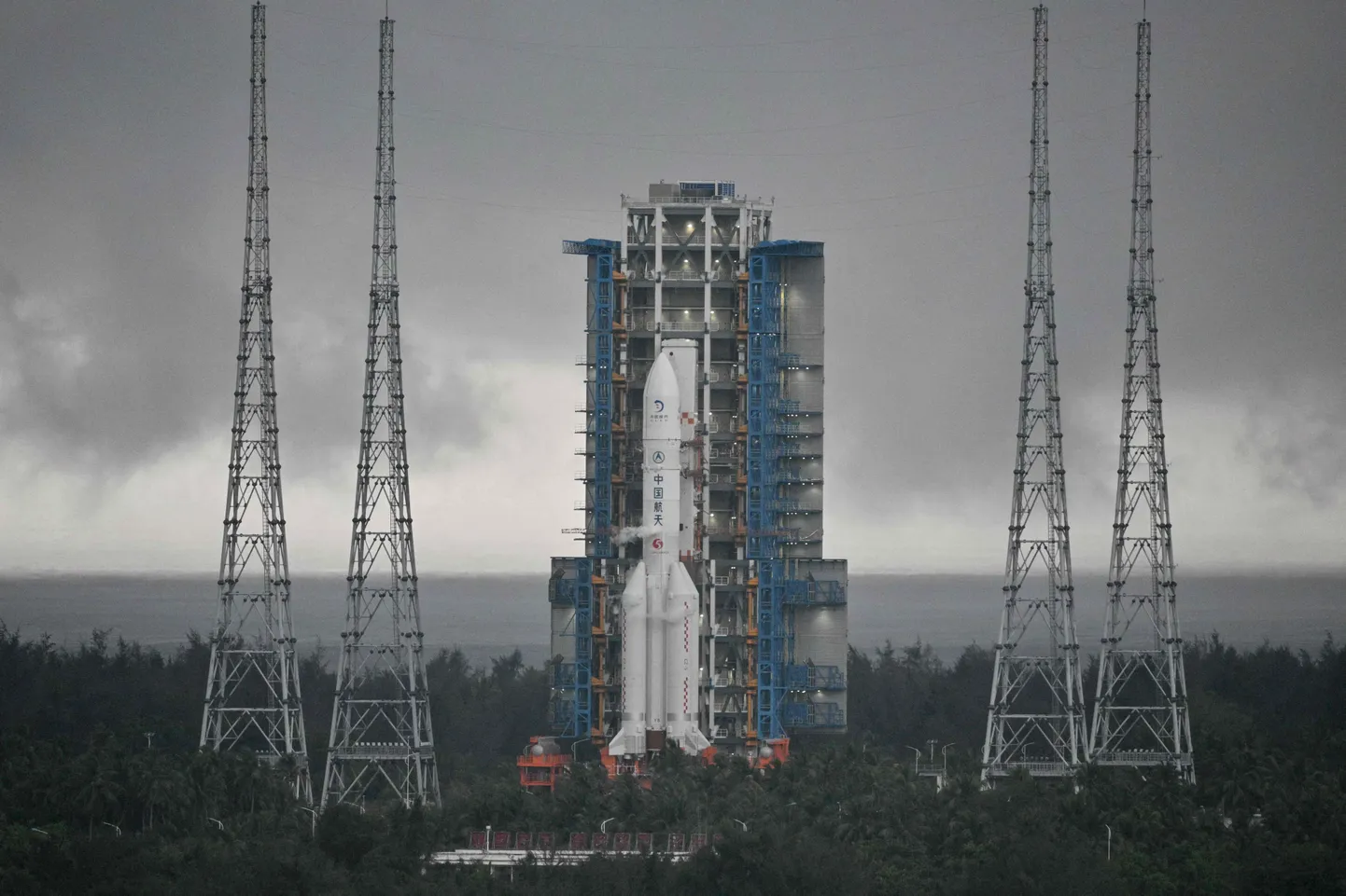 Stardivalmis Hiina kanderakett koos Kuu sondiga Chang'e-6.