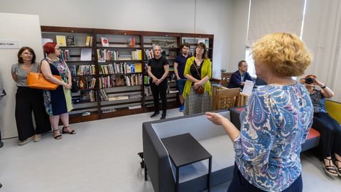 GALERII ⟩ Linnaraamatukogus avati interneti andmebaasist välja kasvanud Tartu tuba