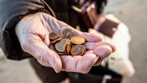 Проживающим в Эстонии российским пенсионерам не выплатили пенсии