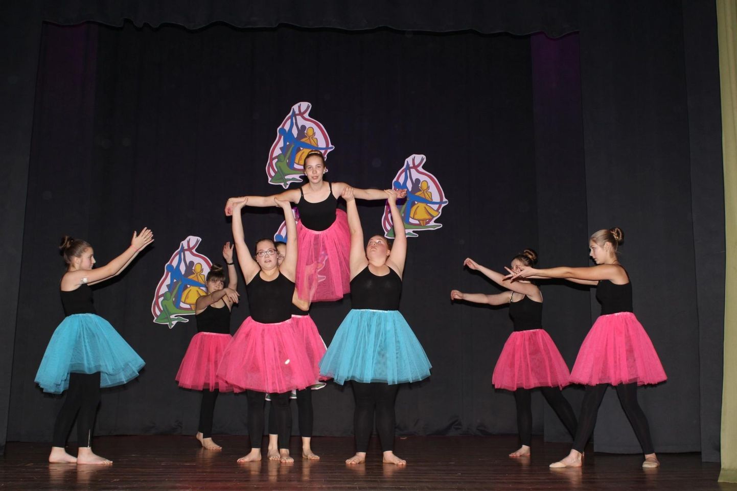 Väike-Maarja gümnaasiumi tütarlaste tantsupidu, 8. b klassi ballett.