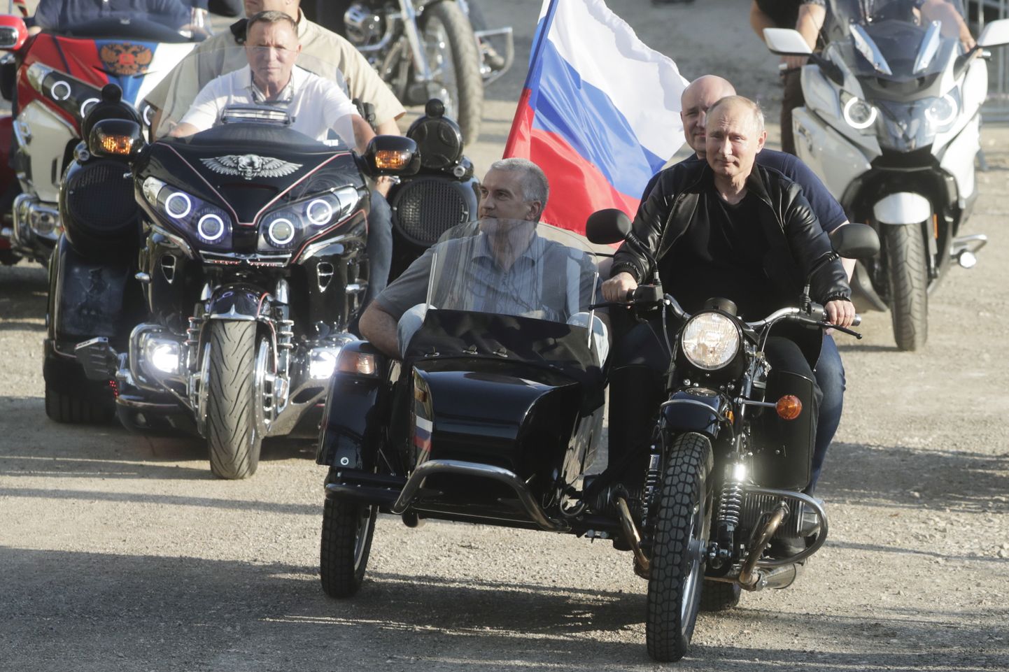 Владимир Путин на мотоцикле.