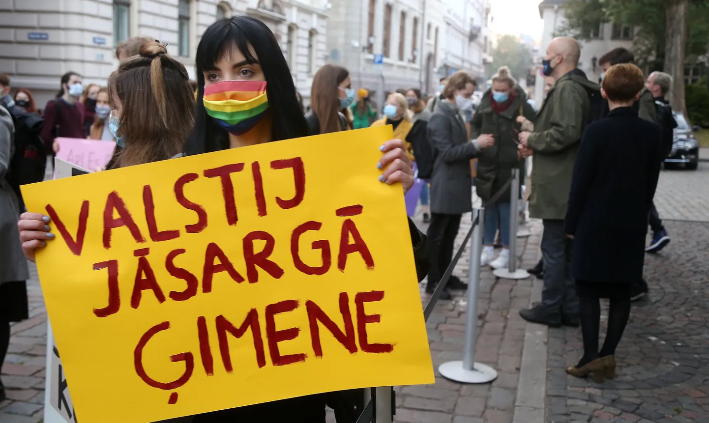 Partijas "Progresīvie" biedre Selma Teodora Lavrence piedalās piketā par visu ģimeņu tiesisko aizsardzību.