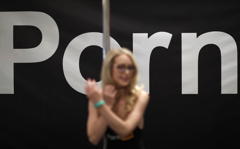 Pornostaar Ginger Banks jaanuaris 2018 Las Vegases täiskasvanute meelelahutuse messil Pornhubi poksis