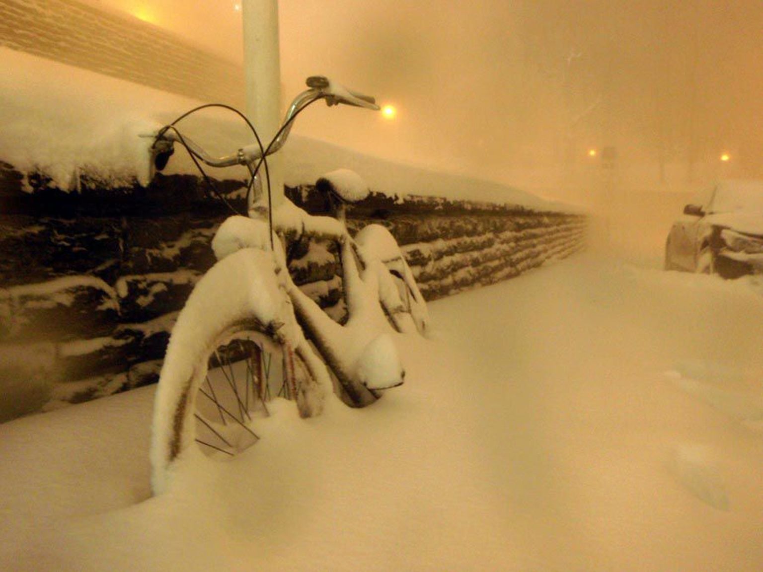 Lume alla jäänud jalgratas Tartus Vanemuise teatri juures.