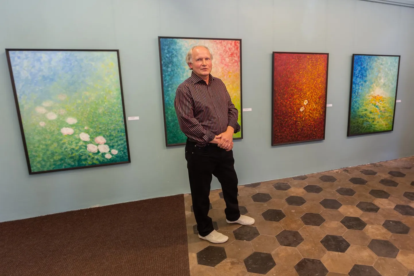 Kunstnik Ivo Ridalaan oma maalide tausta inimestele avamas.