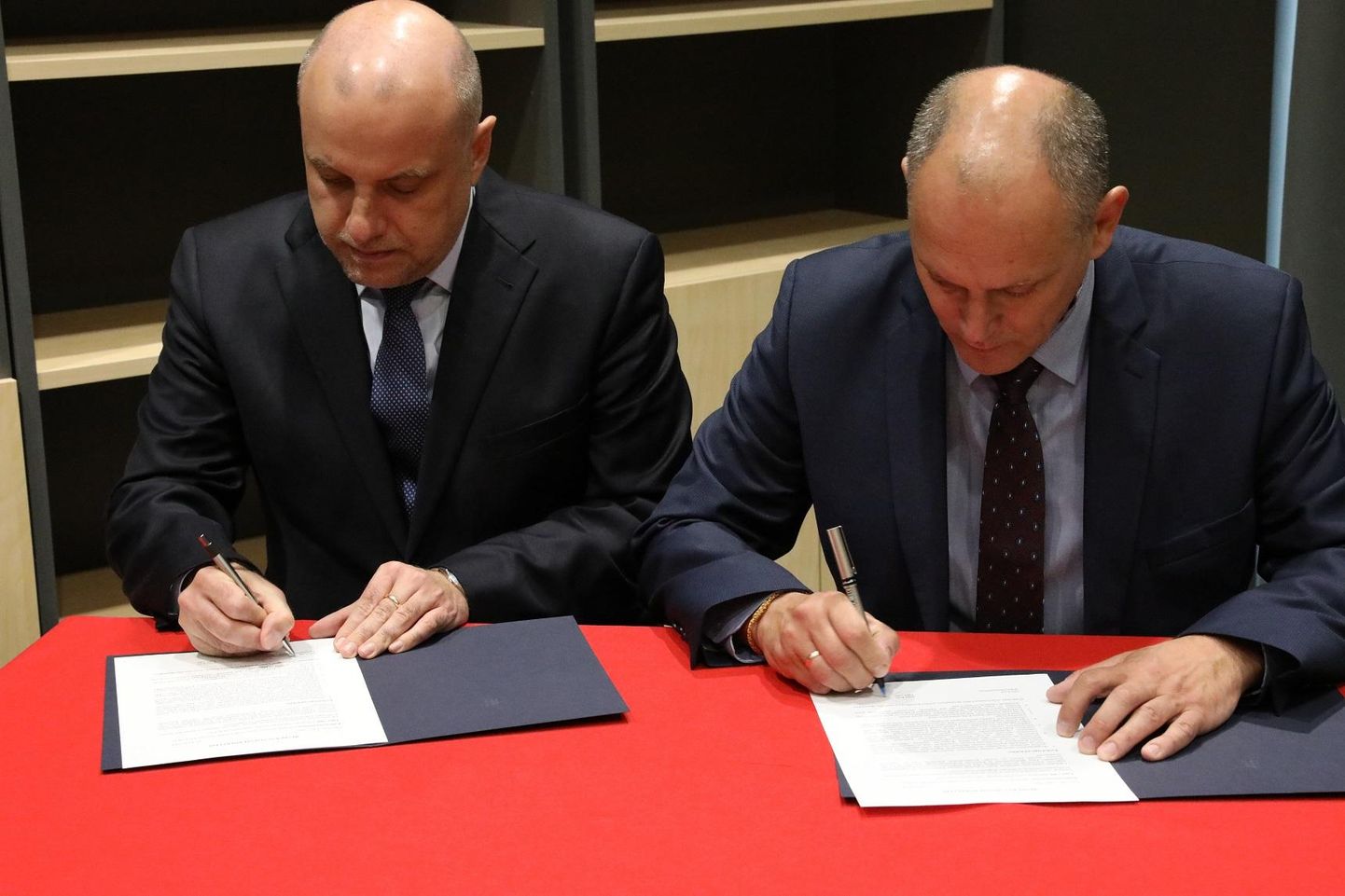 Tapa vallavanem Alari Kirt ja kaitseminister Jüri Luik allkirjastasid heade kavatsuste kokkuleppe.