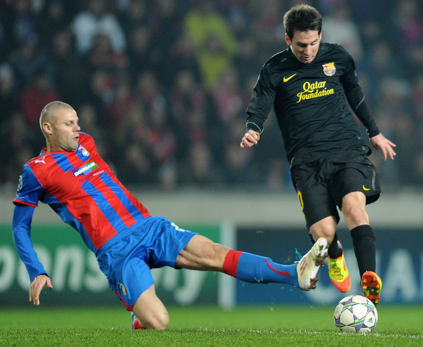 David Bystron (vasakul) võitluses Lionel Messiga.