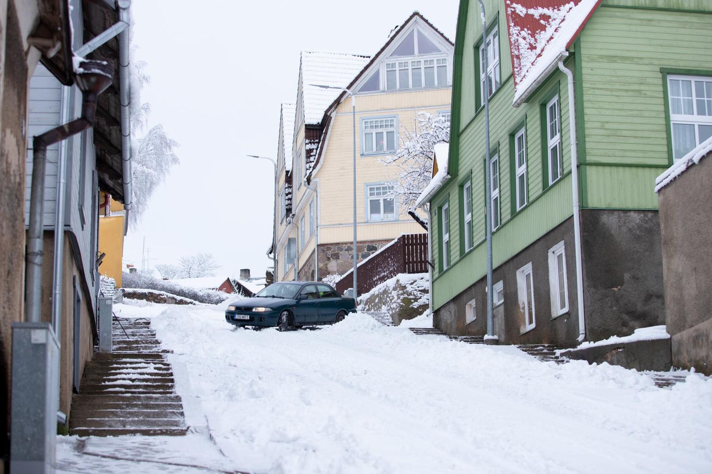 Kõrgemäe tänava elanik Kalle Paldra tagurdas oma hoovist välja üle tee, et seejärel suund mäest alla võtta.