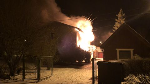 Пожар уничтожил новый дом: молодая пара с двумя маленькими детьми остались без крыши над головой 