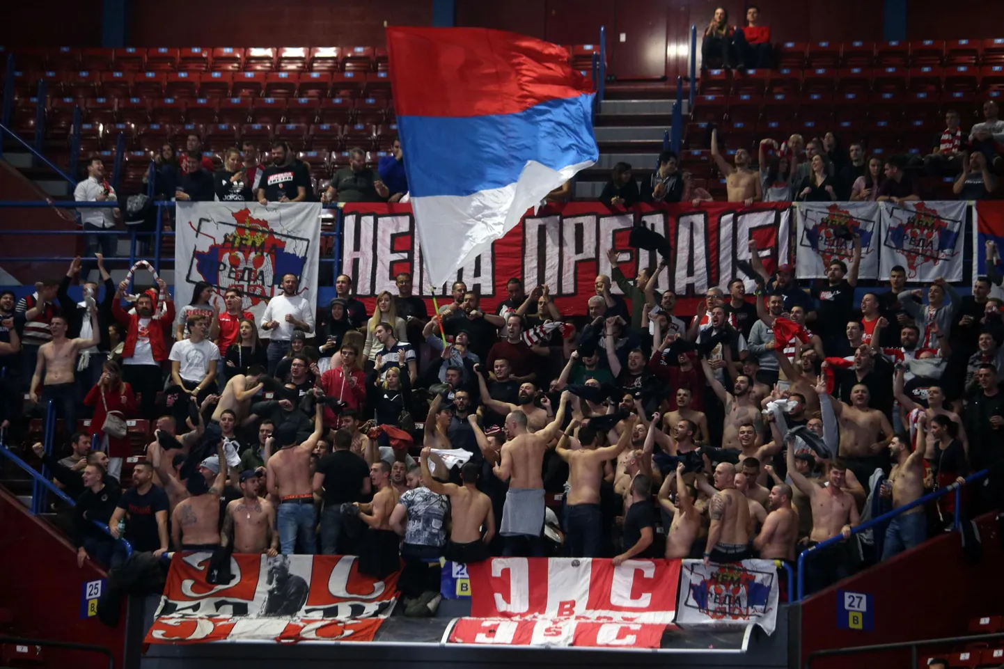 Serbia klubi poolehoidjad olid sõitnud Milanosse omadele pöialt hoidma