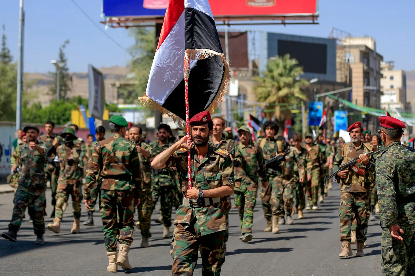 Huthide poolel võitlevate sõdurite paraad Sanaas.
