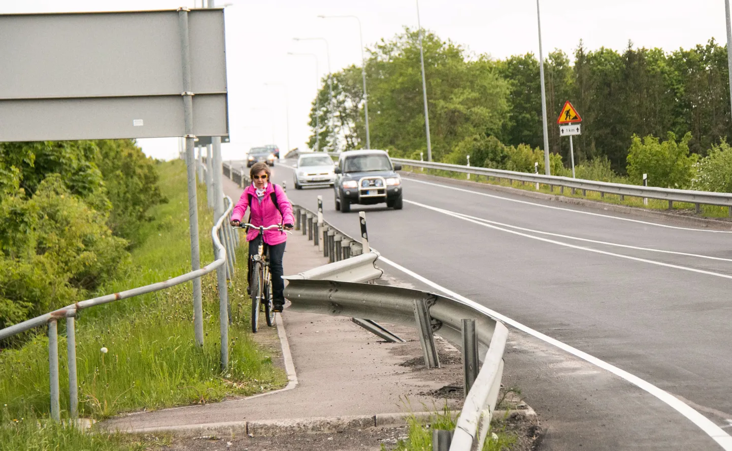 Maanteeamet ei ole juba üle kuu aja suutnud Moonaküla viadukti põrkepiiret parandada.