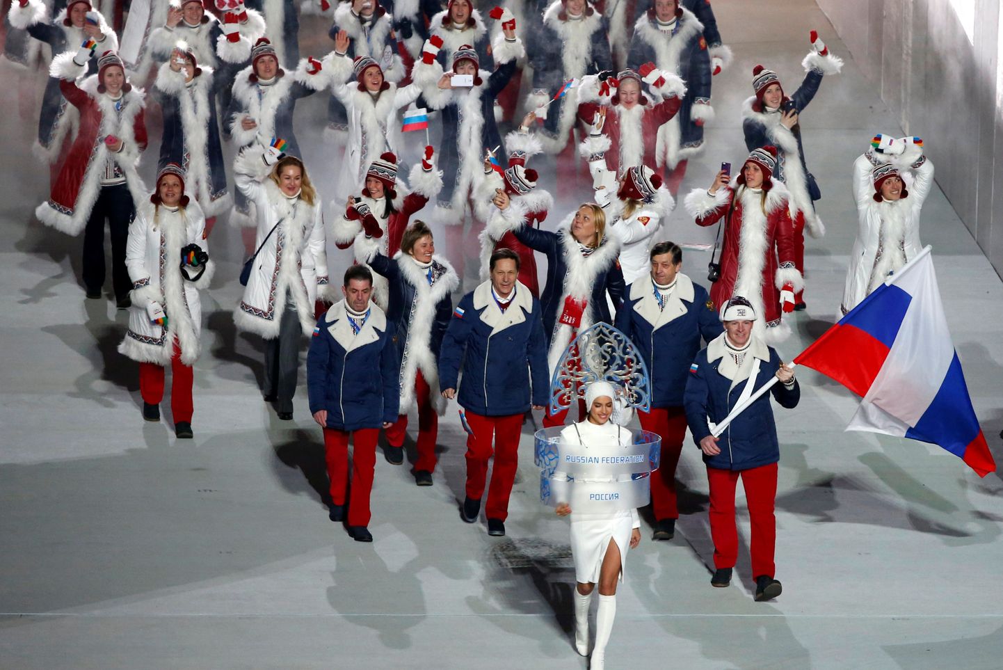 Venemaa olümpiakoondis 2014. aasta taliolümpiamängude avatseremoonial. Järgmisel aastal nad enam lippu lehvitada ei tohi.