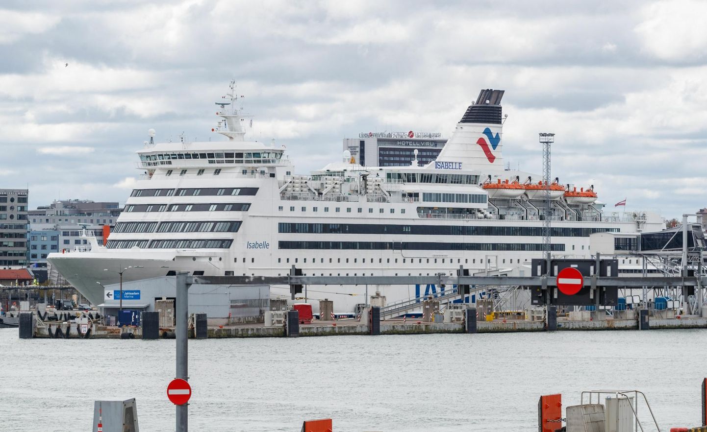 Tallinkile kuuluv Isabelle Tallinna sadamas. Laev sai tuntuks Ukraina põgenike majutuspaigana