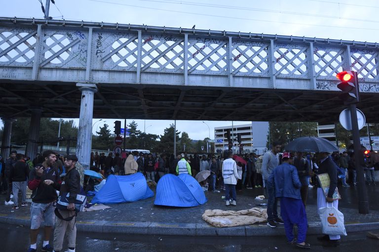 Migrandid kogunevad Pariisi Porte de la Chapelle piirkonnas.