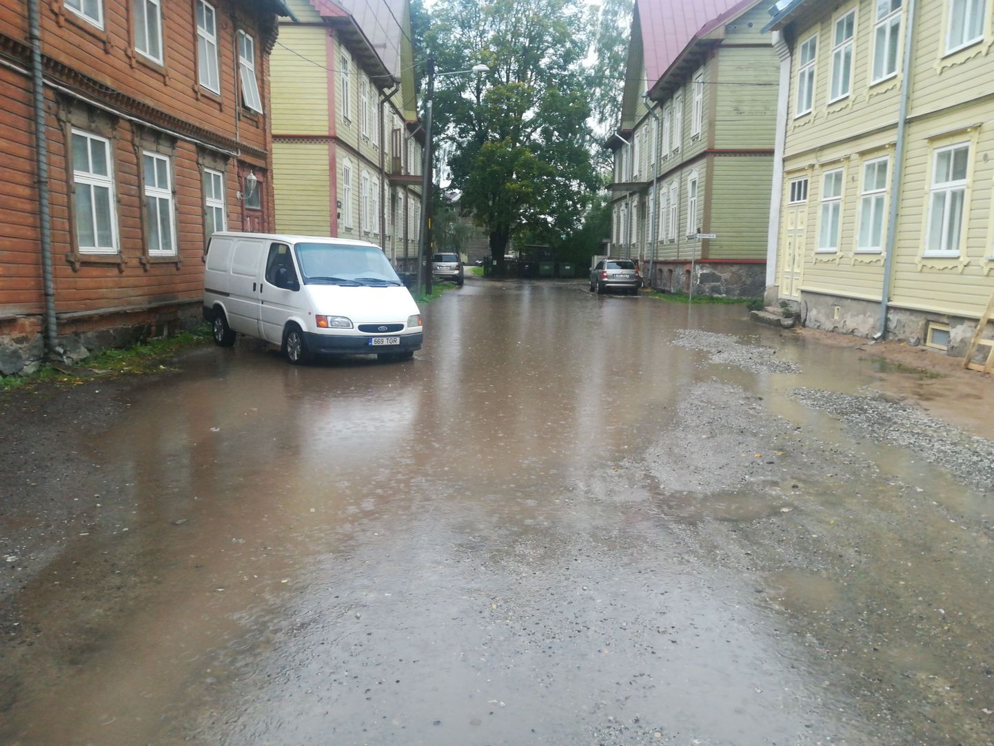 Supilinna Lepiku tänav oli eile hommikul kogu laiuses vee all, elanikud on nõutud ja nördinud.