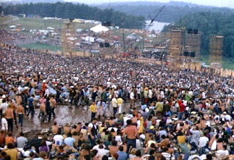 August 1969. Kontserdikülastajad Woodstockil mõnusasti aega veetmas.