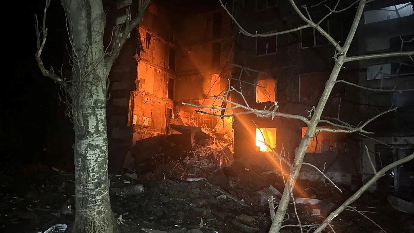 В результате ракетного обстрела загорелся жилой дом.