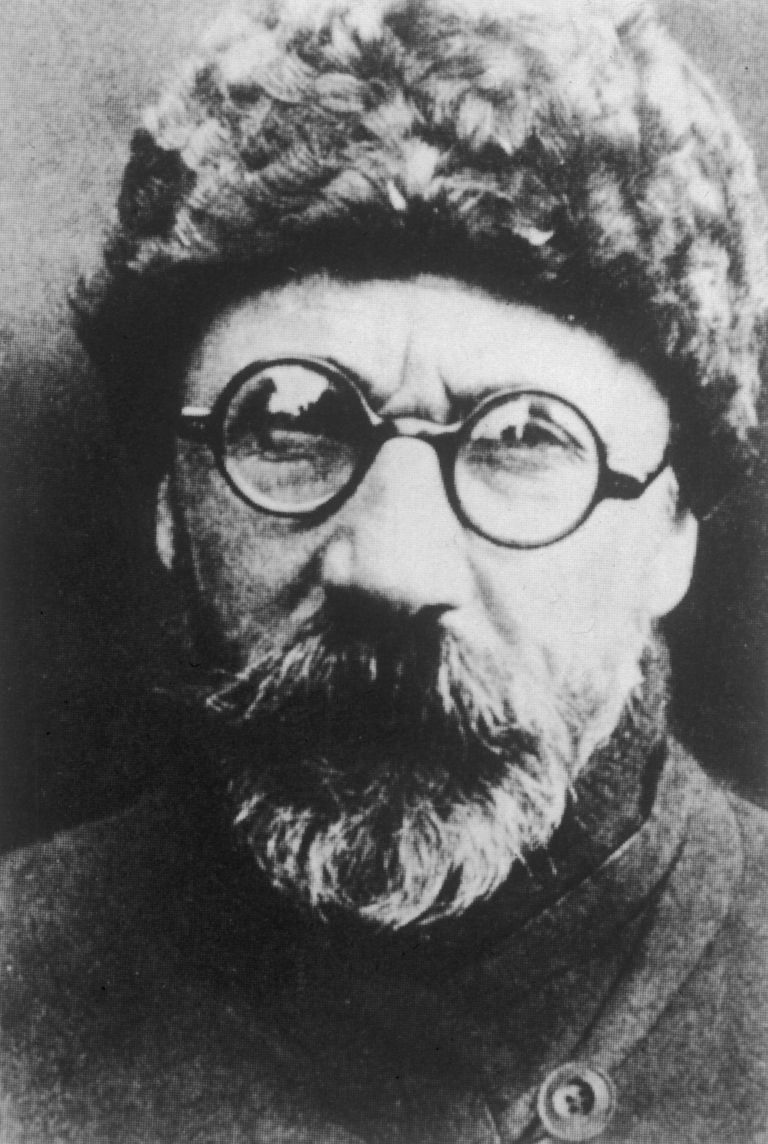Nõukogude Liidu meteoriidiuurija Leonid Kulik (1883–1942) oli esimene, kes Tunguusi katastroofi käis kohapeal uurimas