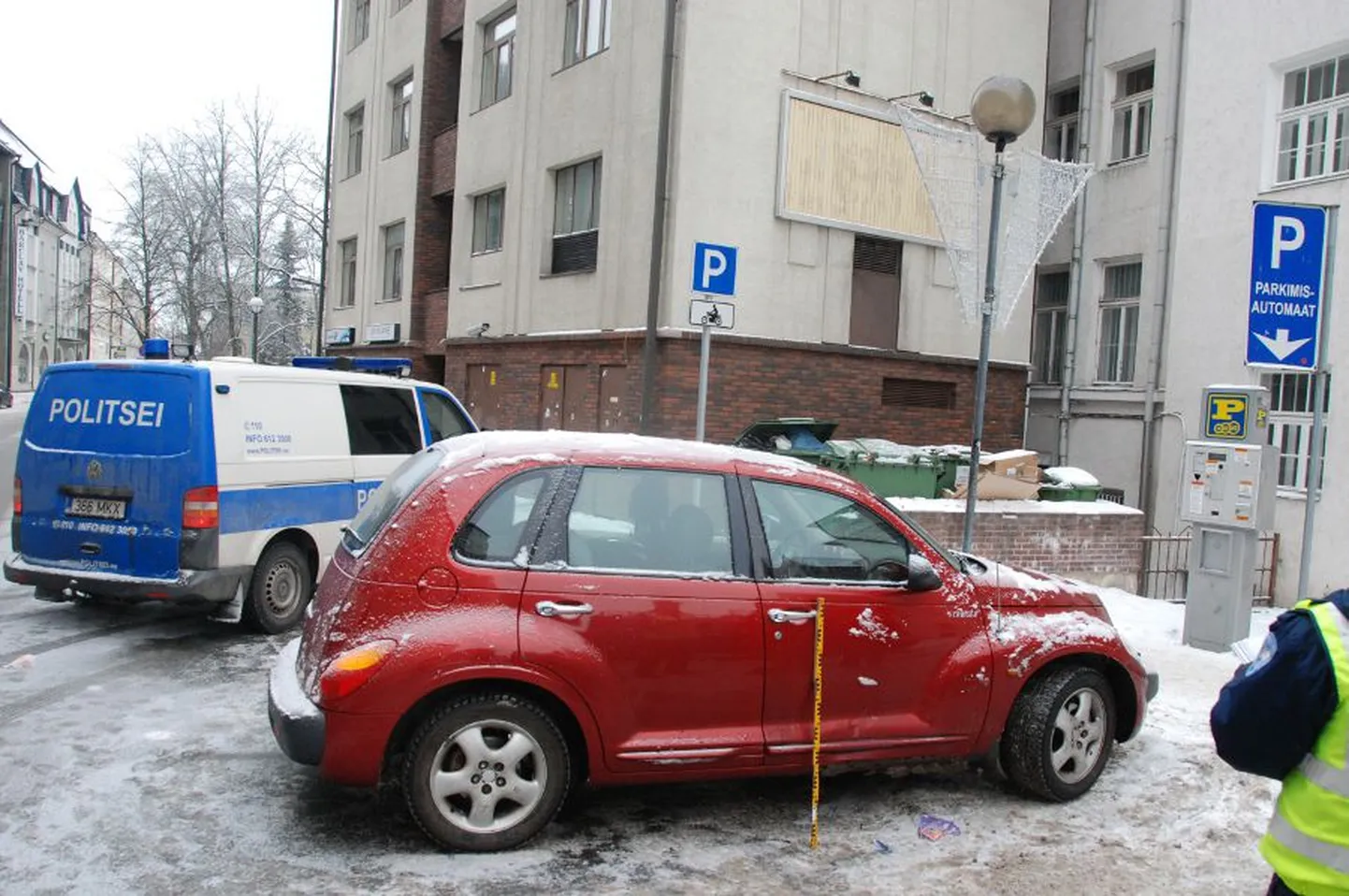 Tundmatu autojuht mõlkis 13. jaanuaril Tartus Ülikooli tänaval sõiduautot Chrysler PT Cruiser.