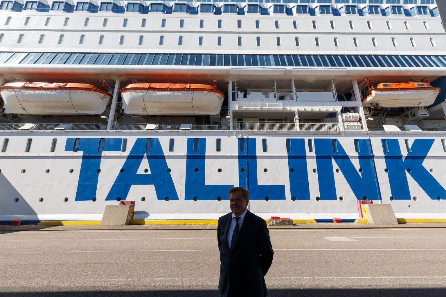 Tallink teatas eile, et alustab Eesti lipu all sõitvate laevade personali kollektiivset koondamist, see puudutab umbes 190 ametikohta. Lisaks koondatakse ligemale 60 hotellitöötajat.
