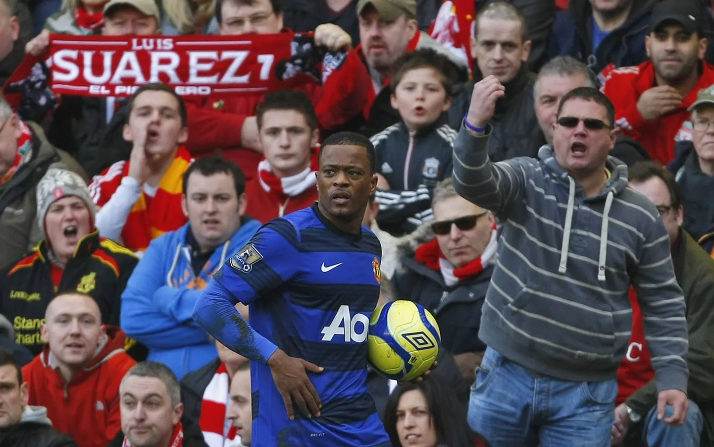 Patrice Evra Liverpooli fännitribüüni ees.
