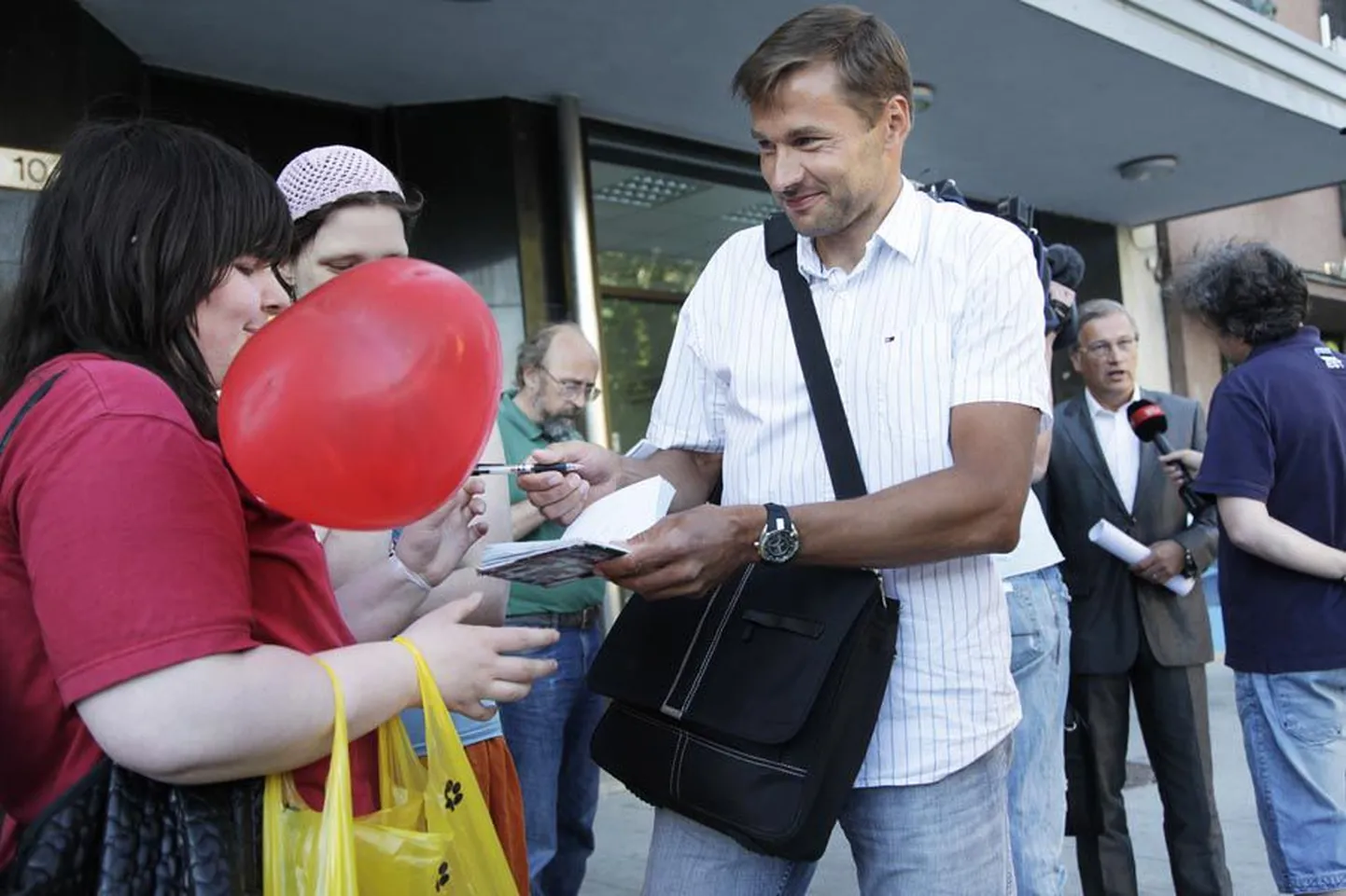 Andrus Veerpalult autogrammi palunud noored naised panid dopingukomisjonile ütluste andmiselt tulnud  mehe     muhedalt muigama.