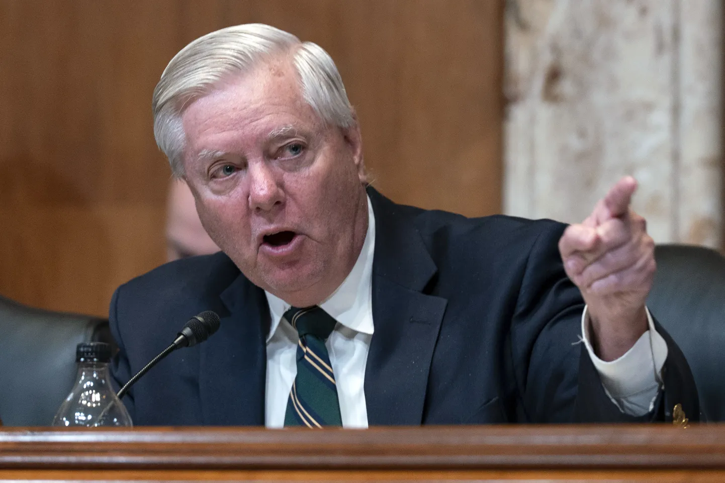 Senators Lindsijs Greiems  uzdod jautājumus valsts sekretāram Marko Rubio, kurš liecina Senāta Apropriāciju komitejas apakškomitejas uzklausīšanā, lai pārskatītu ASV Valsts departamenta 2026. fiskālā gada budžeta pieprasījumu Kapitolija kalnā Vašingtonā, otrdien, 2025. gada 20. maijā.