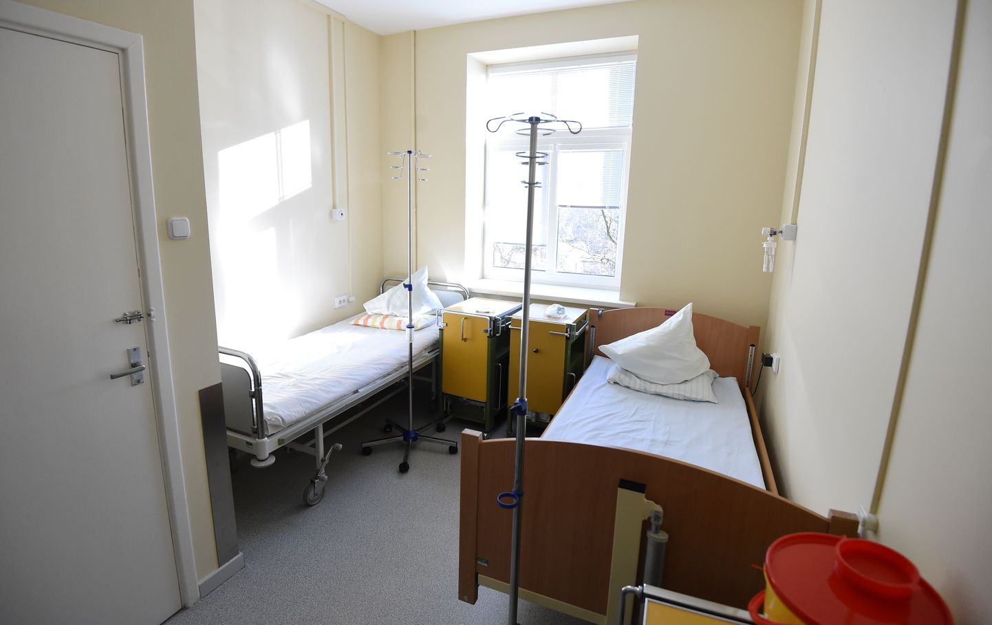 Palāta AS "Latvijas Jūras medicīnas centra" Vecmīlgrāvja slimnīcas diennakts hronisko pacientu aprūpes nodaļā, kur izvietotas gultas Covid-19 pacientiem ar vidēji smagu slimības gaitu.