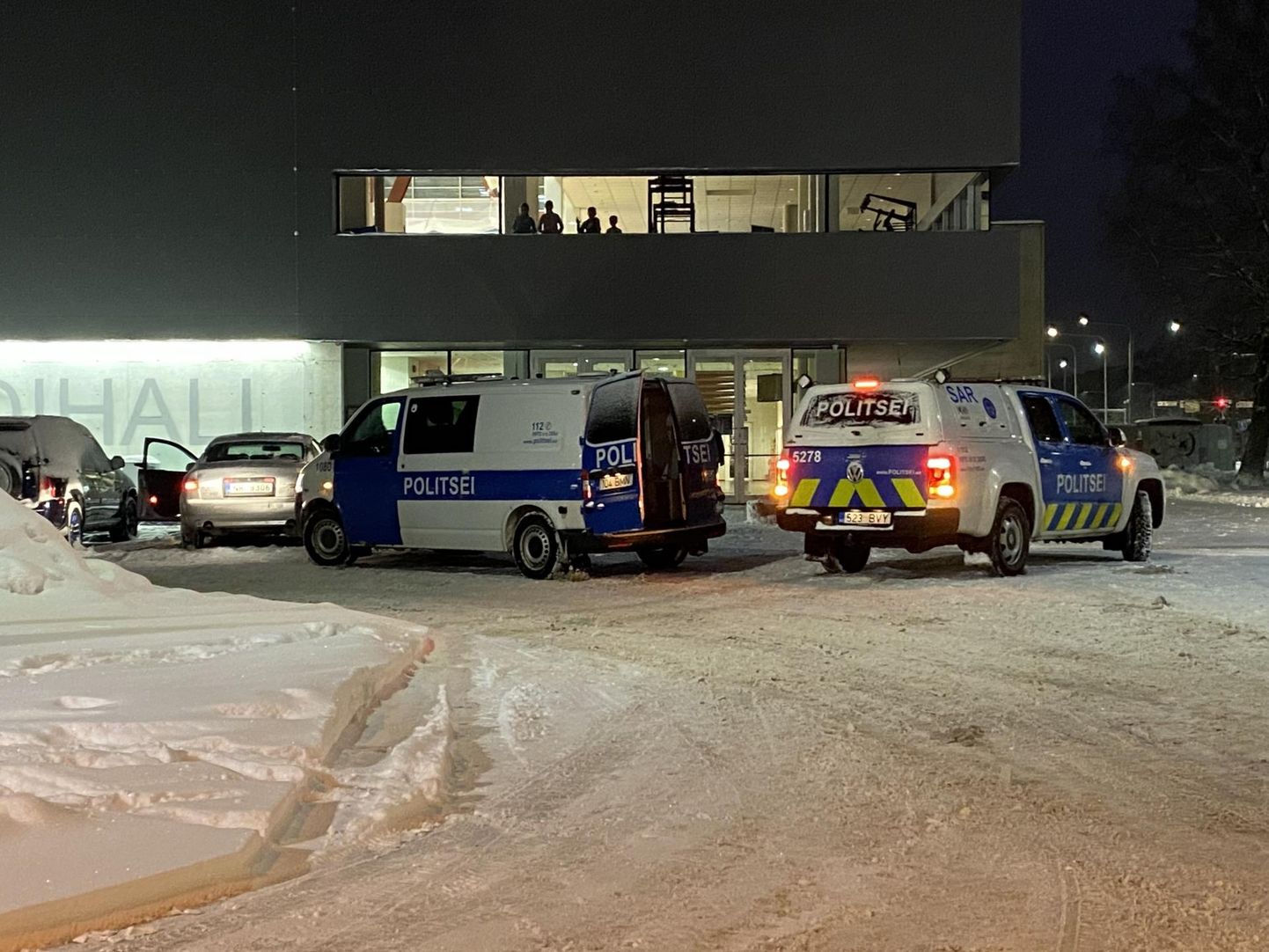 Politseinikud otsisid Pärnu spordihalli peasissepääsu ees läbi lõunanaabrite auto ja leidsid sealt kaupa, mille nad hoiule võtsid.