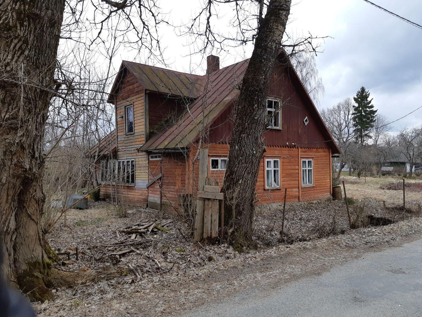 Vana maja Mõisakülas Kiikre tänaval on aastaid tühjana seisnud.