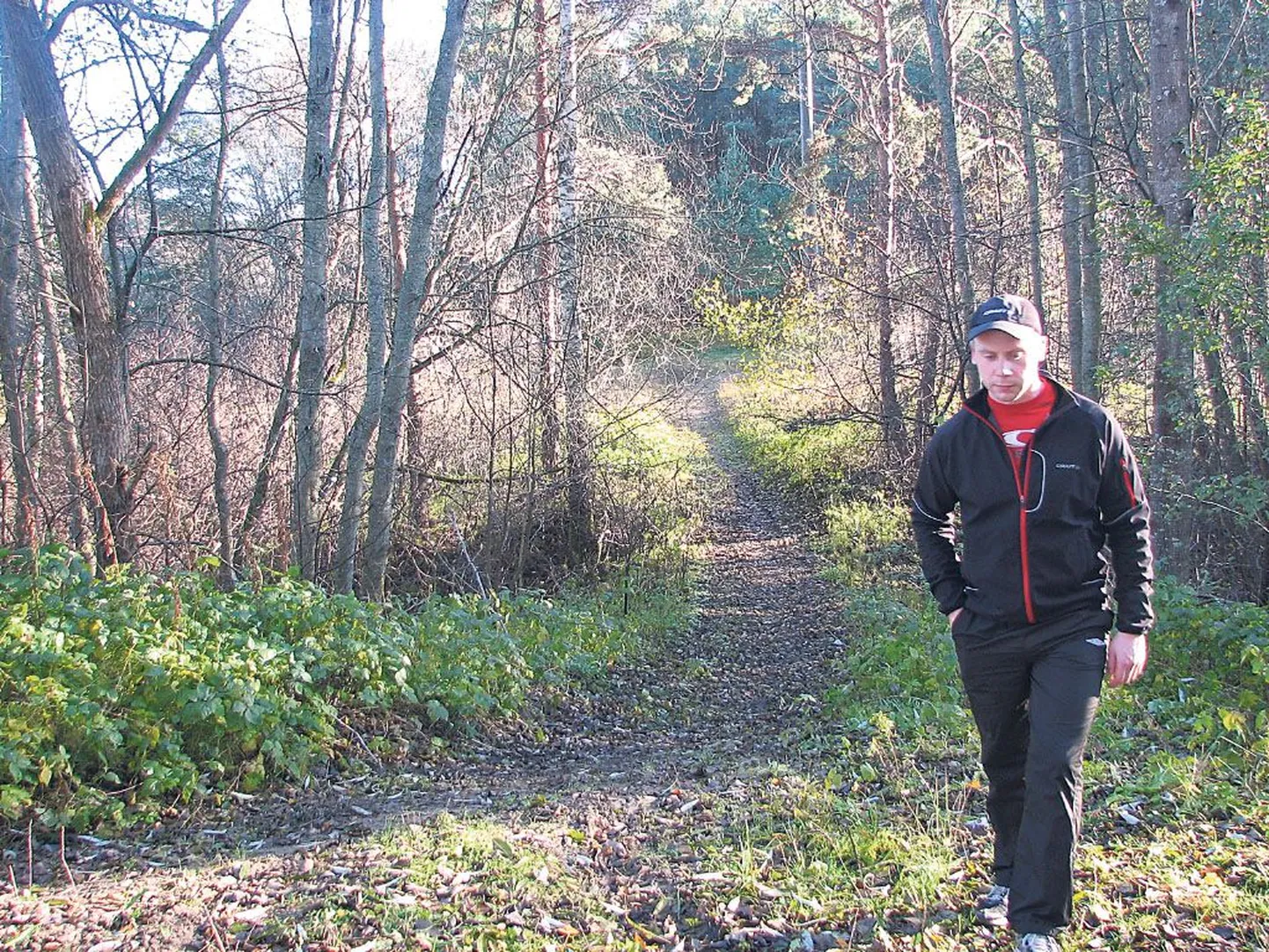 Vahur Mäe näitas kohta, kus 10 km rada jõe kaldalt raudteesilla juurde välja tuleb.
