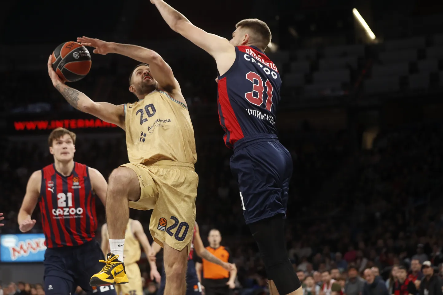 Baskonia mängumees Rokas Giedraitis (paremal) püüab takistada Barcelona tagamängijat Nicolas Laprovittolat, eemalt jälgib sündmusi Maik-Kalev Kotsar.