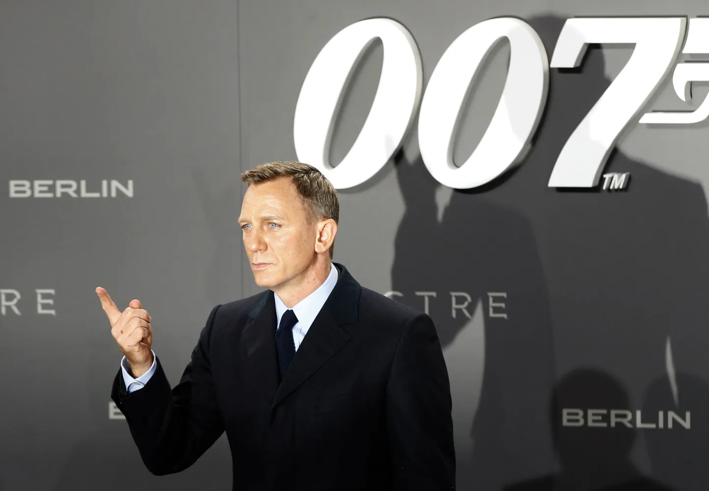 Actor Daniel Craig poses for photographers on the red carpet at the German premiere of the new James Bond 007 film "Spectre" in Berlin, Germany, October 28, 2015. REUTERS/Fabrizio Bensch/Files