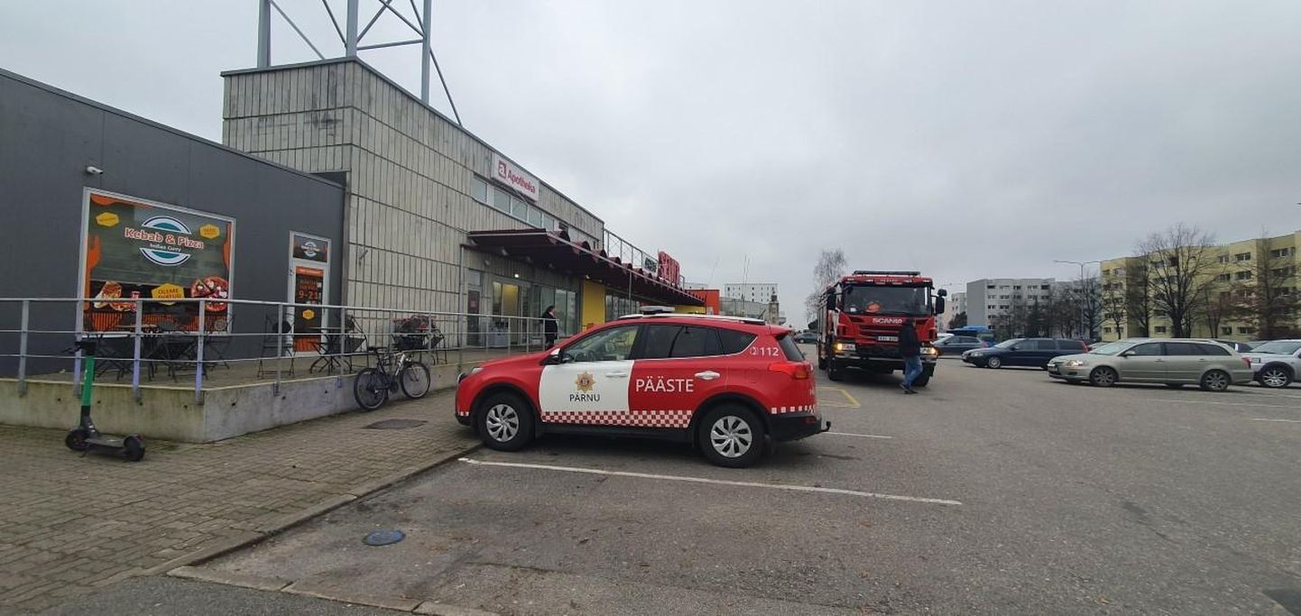Pärnu Mai Selveri ees seisid päästeautod, kuna kaupluses oli tunda suitsu hõngu.