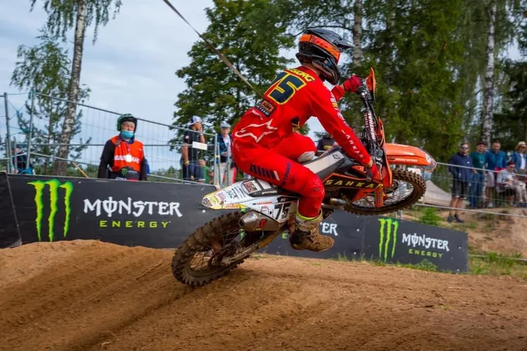 Tartu motoklubi krossiäss Hardi Roosiorg pani Pärnus oma paremuse maksma.