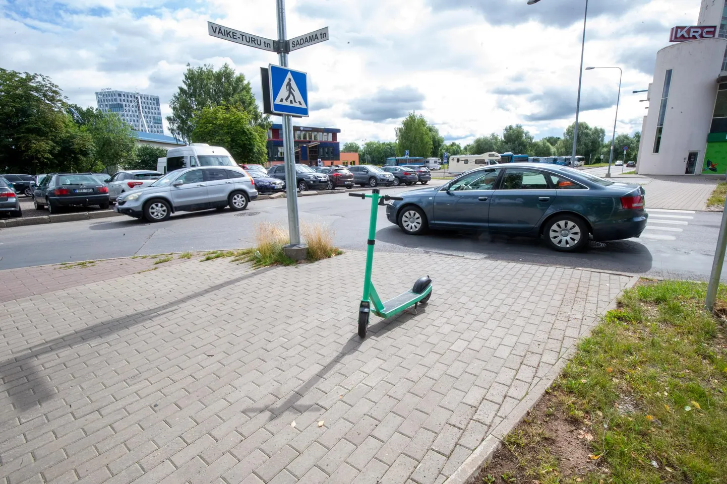 Mõlemas õnnetuses oli üks osapool tõukerattal sõitnud neiu. Foto on illustratiivne.