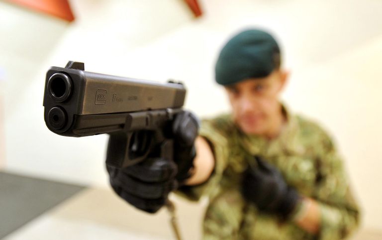 Briti mereväelane tulistamas Glock 17 poolautomaatpüstolist