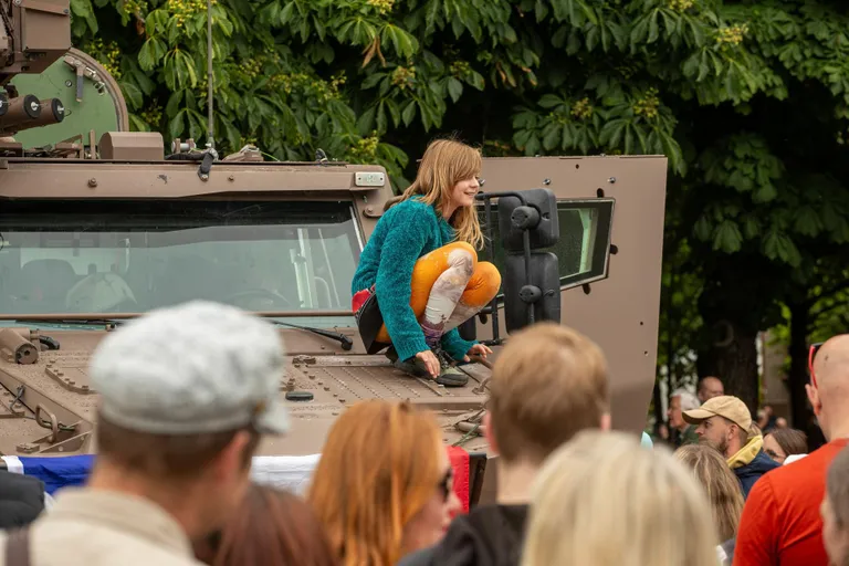 Pärast paraadmarssi toimus Endla teatri ees Maakaitsepäev