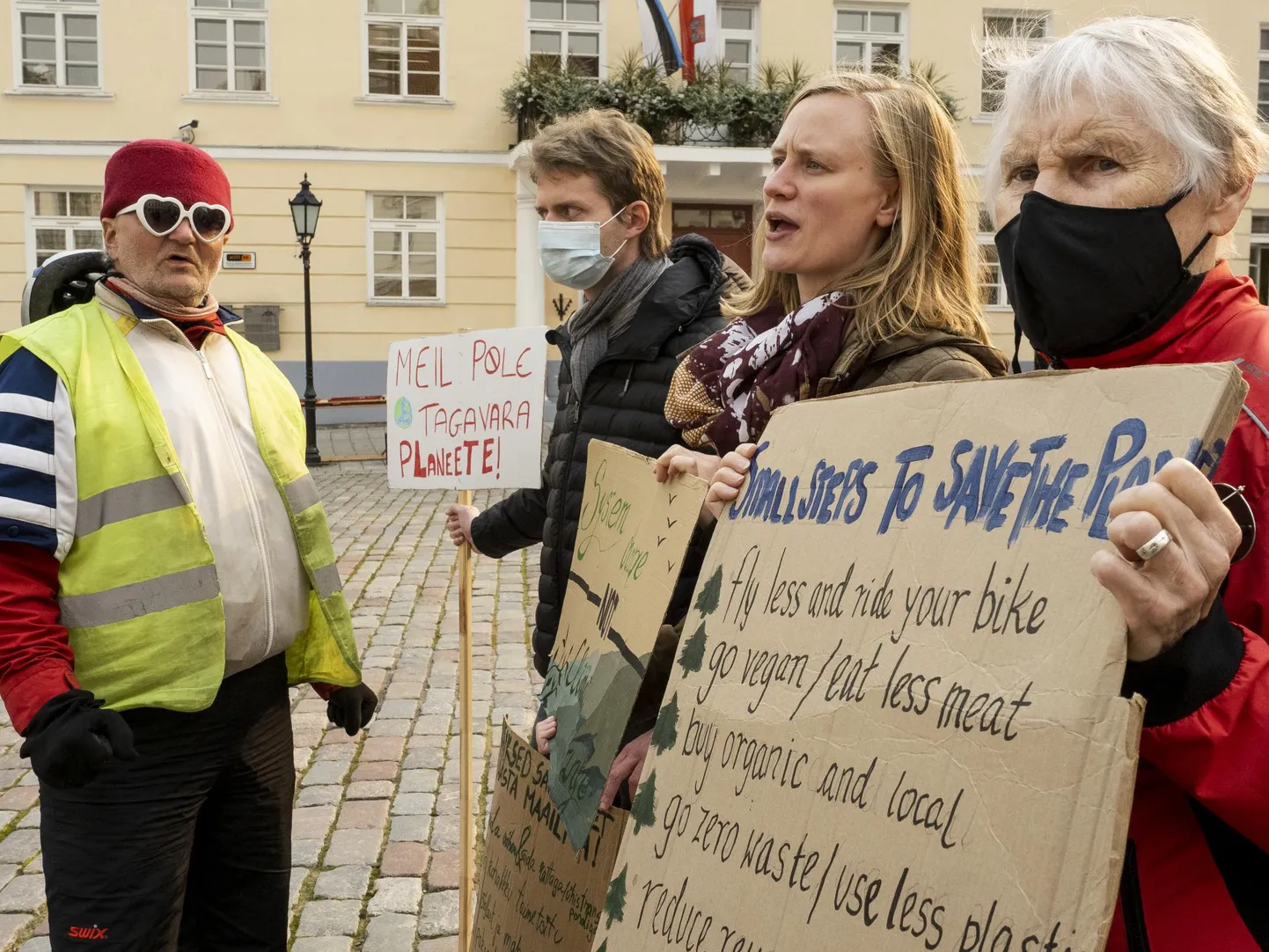 Tartu kliimastreikijad seismas silmitsi kliimaskeptikuga.