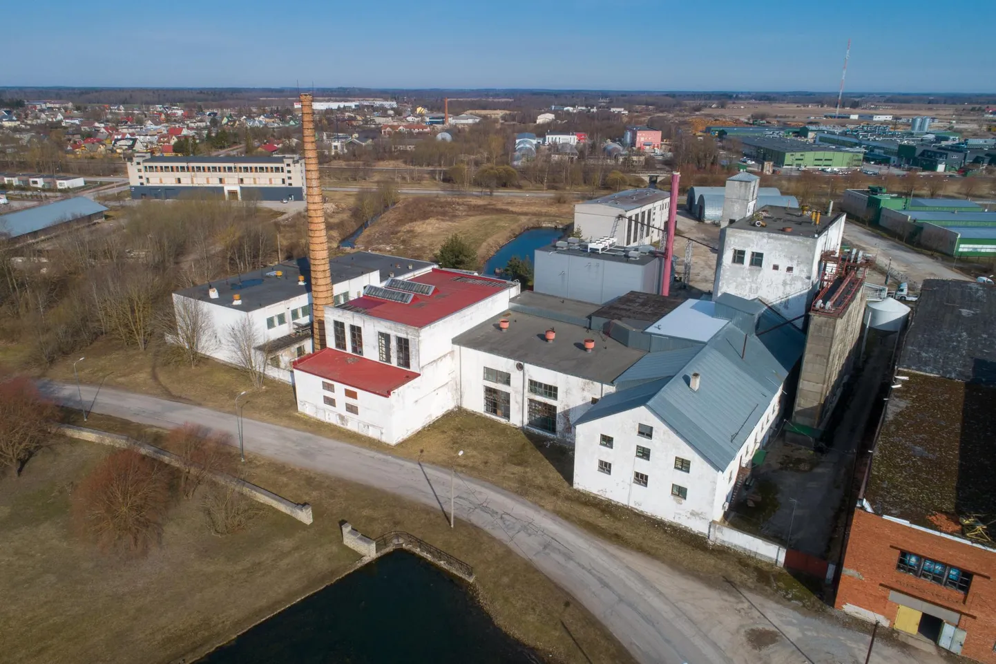 Esiplaanil nähtavad Rakvere piiritustehase kolm ajaloolist hoonet tuleb arendajal renoveerida. Ülejäänud hoonete asemele ja tühermaale ehitatakse aga elamud.