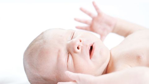 Ученые выяснили, с какой стороны лучше подходить к младенцам